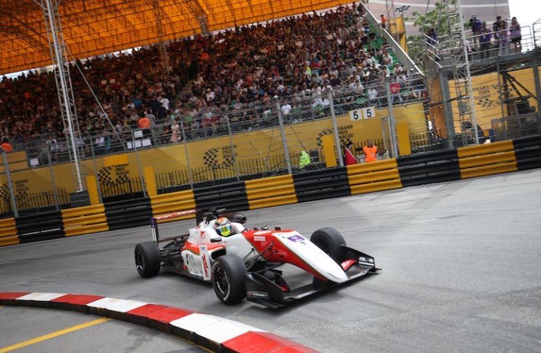 Ilott passes Eriksson for Macau Grand Prix F3 qualification race win