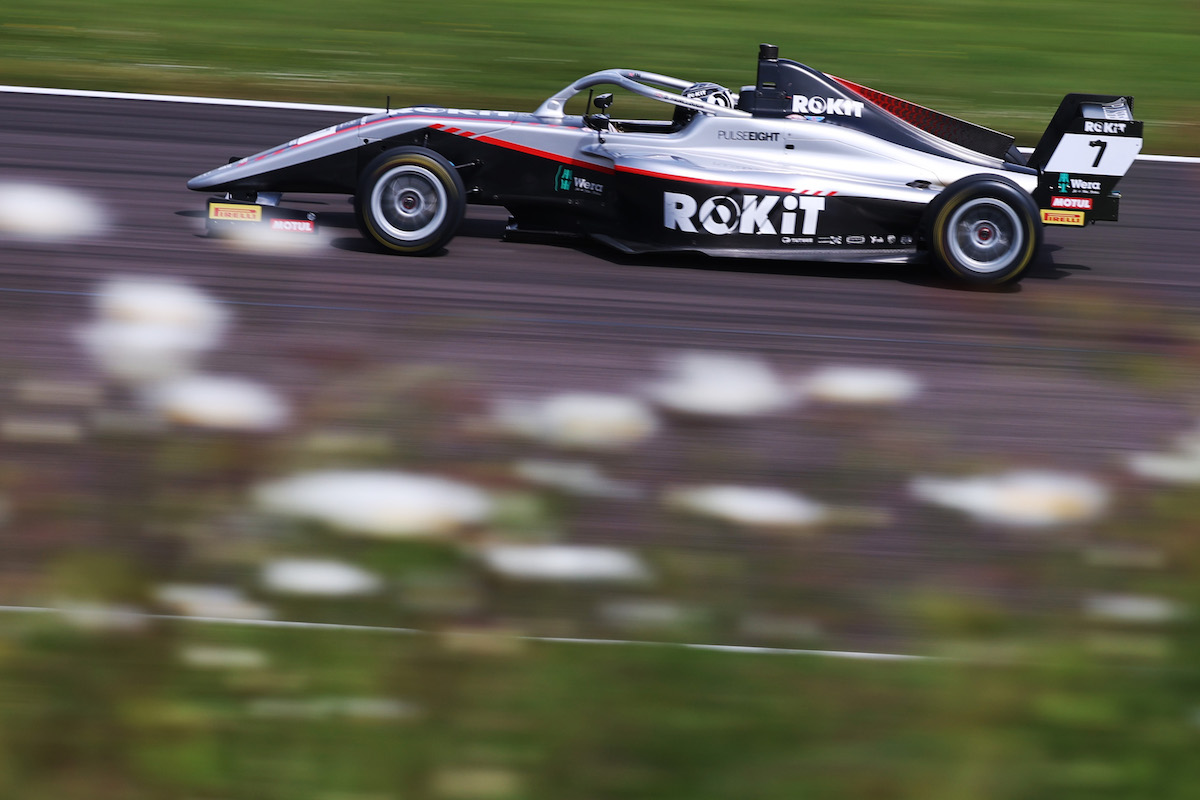 Fairclough beats Sherwood by 0.004s in Thruxton British F4 qualifying