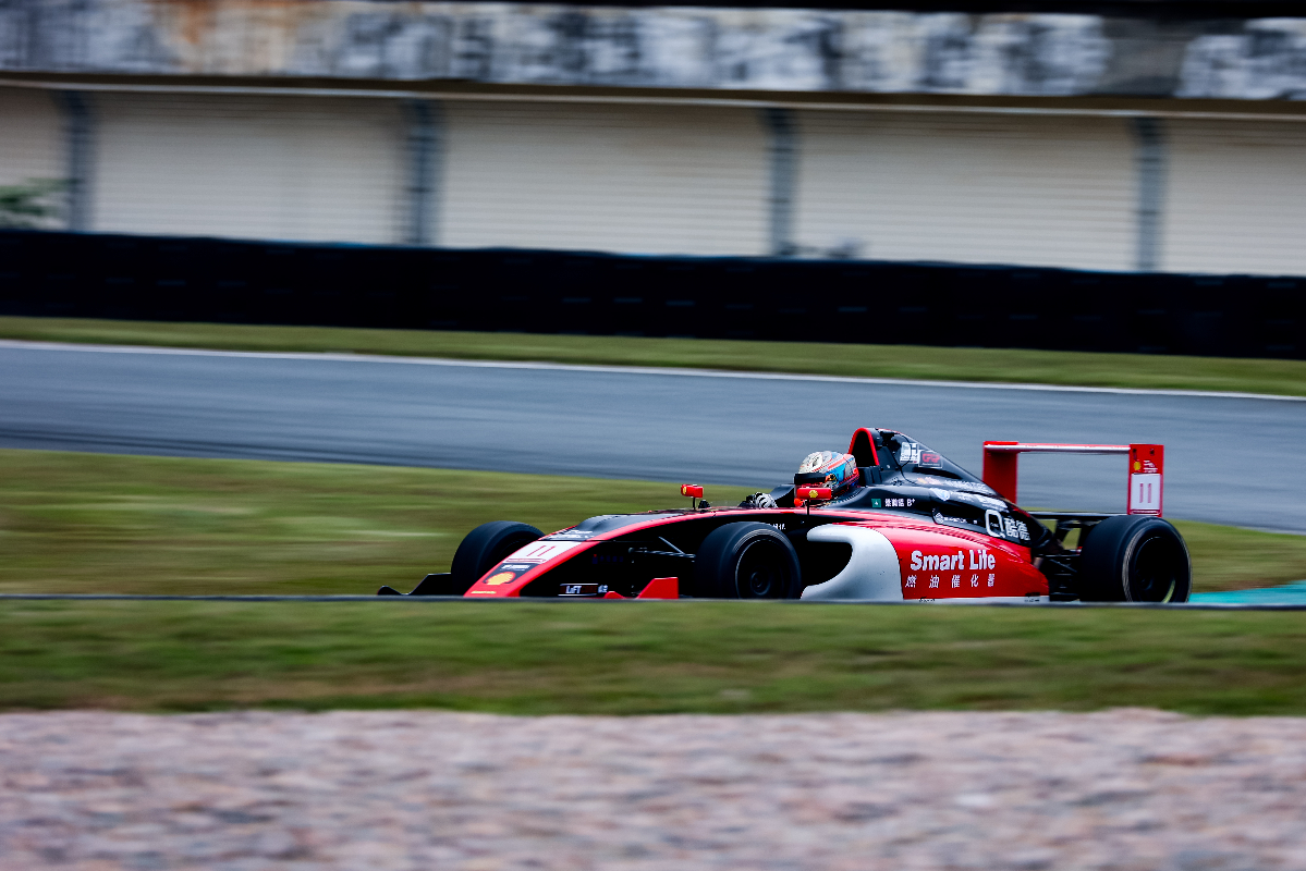 Leong dominates but Chang leads opening day of Chinese F4 racing